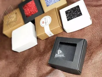 50pcs baltos spalvos sulankstoma popieriaus dėžutė kraft su pvc langą juoda amatų vestuvių saldainių dėžutė dovanų pakavimo kartono dėžės, pakuotė