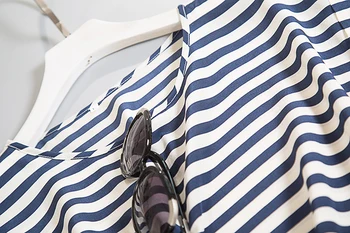 Aukštos klasės užsakymą mulberry šilkas mėlynos ir baltos spalvos horizontalios juostos net peties rankovėmis apvalios kaklo marškinėliai