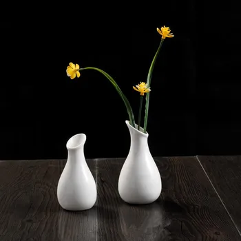 Keramikos baltos spalvos vaza apdailos trumpa šiuolaikinių namų puošybai minkštas mažų gėlių dovanos