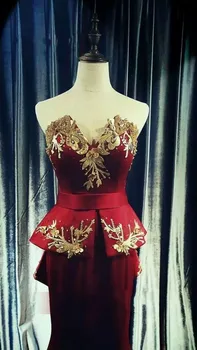 Elegantiškas Vynas Raudonas Ilgas Undinė Prom Dresses Su Aukso Siuvinėjimai Perlai Peplum Prom Chalatai Off Peties Raukiniai Aso Ebi